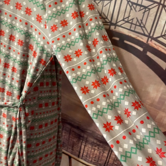 Festive Gray and Red Women's Sleepwear Set - Picture 6 of 12